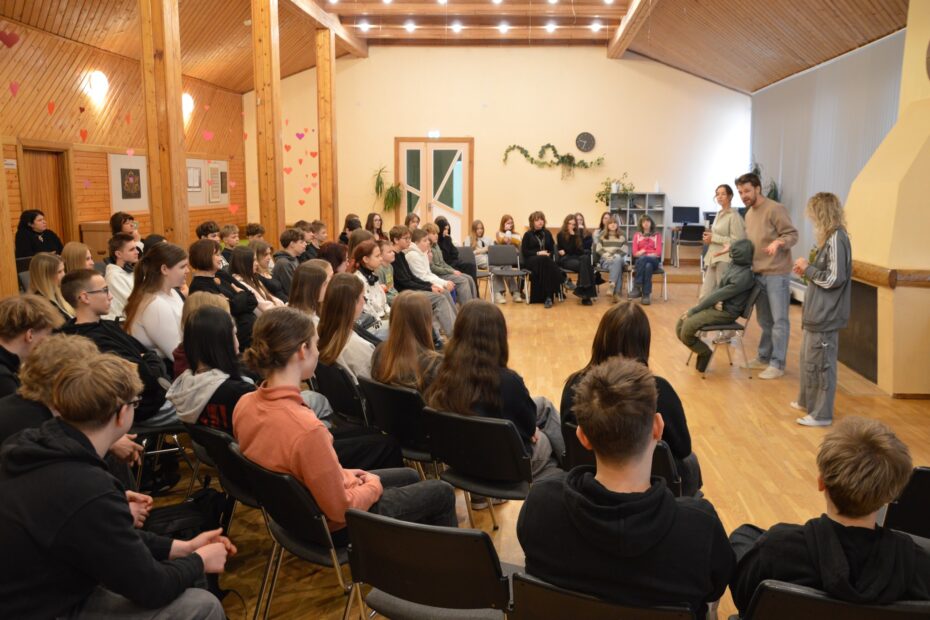 "Kvadrfrons" izrādē "Viss, kas nav saskatāms"