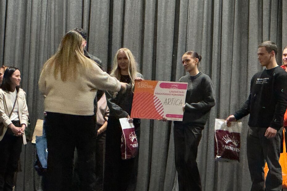 Apbalvo skolēnu uzņēmumu Artica