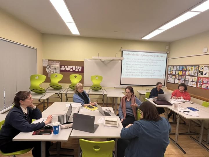 turpina darboties skolotāju profesionālās prakses izpētes grupas